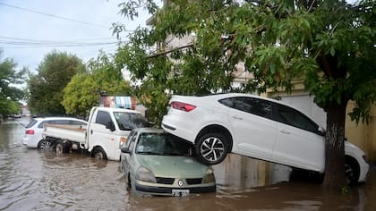 Vehículos estacionados en una calle inundada después de una tormenta (Imagen ilustrativa del viernes 7 de marzo de 2025, en Bahía Blanca, Argentina)