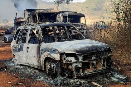 Vehículos incendiados en Hpruso en el estado Kayah, Myanmar, el 24 de diciembre de 2021. Foto facilitada por el grupo guerrillero Partido Progresista Nacional Karenni. (Partido Progresista Nacional Karenni via AP)