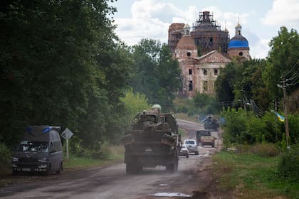 Vehículos militares circulan cerca de la frontera entre Ucrania y Rusia en la región de Sumy, Ucrania