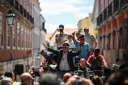 Vehículos militares con exsoldados a bordo celebran el aniversario de la Revolución de los Claveles, en Lisboa
