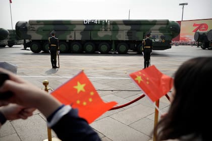 Vehículos militares con misiles balísticos DF-41 pasan durante un desfile en Pekín (Archivo)