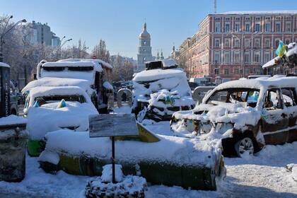 Vehículos militares dañados de Rusia, cubiertos de nieve, expuestos en el centro de Kiev, Ucrania, el 16 de enero de 2026