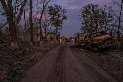 Vehículos militares destruidos en las afueras del aeródromo de Lugansk