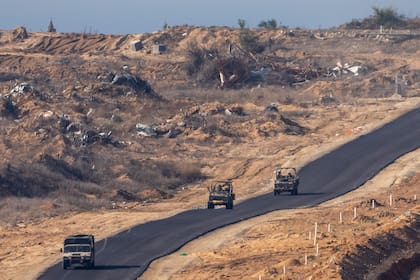 Vehículos militares israelíes se desplazan dentro de la Franja de Gaza