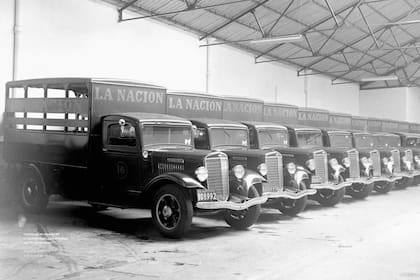 Vehículos para el traslado del diario La Nación