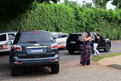 Vehículos pertenecientes a la caravana del senador brasileño de derecha y excandidato presidencial del Partido Liberal, Flavio Bolsonaro, salen de su condominio en Brasilia el 27 de octubre de 2026.