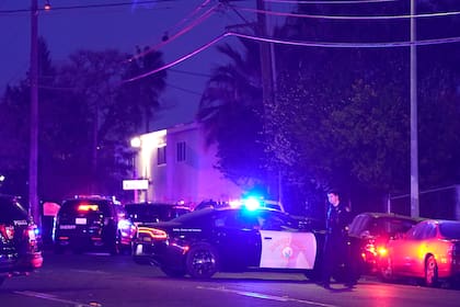 Vehículos policiales bloquean una calle cerca del sitio donde ocurrió un tiroteo, el lunes 28 de febrero de 2022, en Sacramento, California. (AP Foto/Rich Pedroncelli)