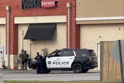 Vehículos policiales en el centro comercial Lewis Crossing Shopping Center en Conway, Arkansas, el 6 de abril de 2024. . (KATV via AP)
