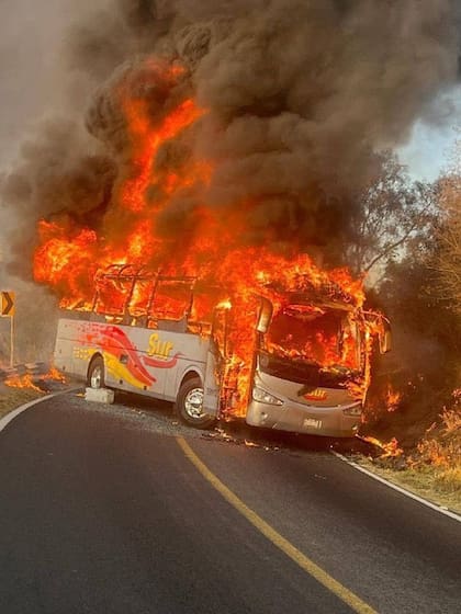 Vehículos quemados por el asesinato de "El Mencho"
