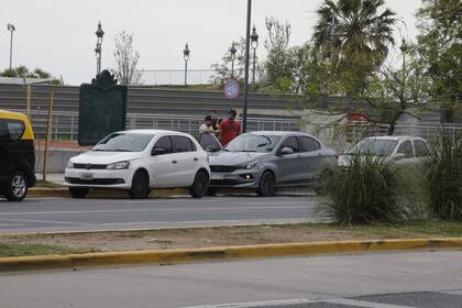 Vehículos sin identificación se ubican frente a Aeroparque