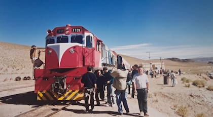 Veinte años atrás, la locomotora diésel empujaba al tren desde San Antonio de los Cobres rumbo al destino final en el viaducto La Polvorilla
