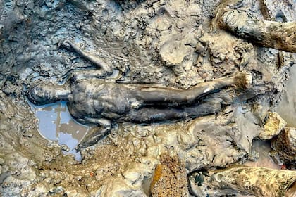 Veinte imágenes del siglo I y II AC fueron presentadas hoy en Italia como tesoro de un hallazgo arqueológico descubierto en el fondo de una piscina termal donde se se conservaron increíblemente intactas por 2300 años