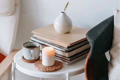 Velas aromatizantes, sacos de lavanda y flores son algunos de los trucos para mantener el ambiente de su hogar limpio Foto (pexels).