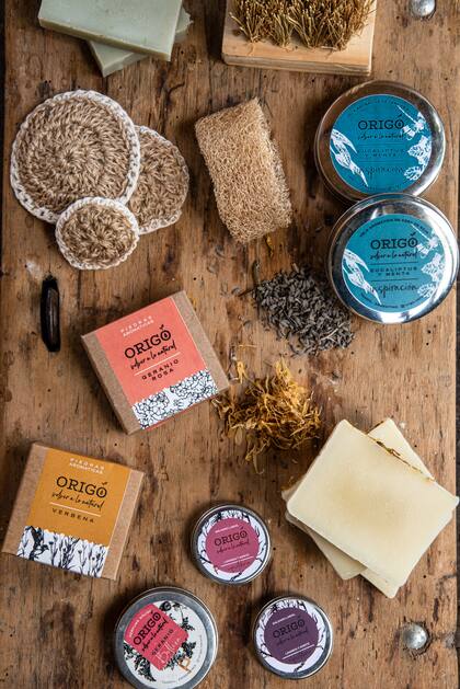 Velas de cera de soja, de menta y eucalipto, piedras aromáticas de geranio rosa, jabones de caléndula y manzanilla, esponjas vegetales.