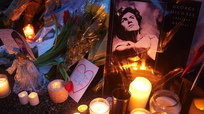 Velas, flores y mensajes para recordar y honrar a George Michael, frente a su mansión de Londres