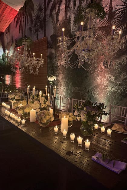 Velas, rosas, paredes con estampas botánicas y arañas con caireles sumaron romanticismo.