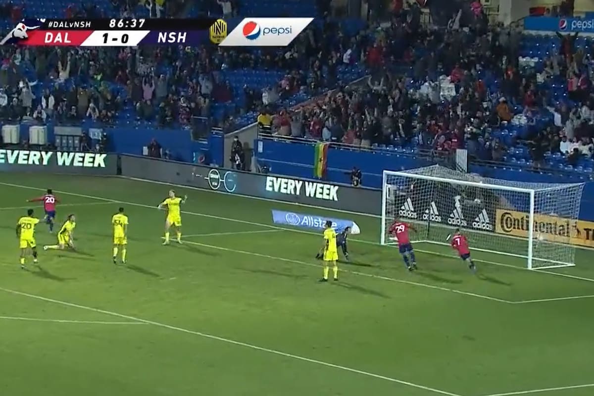 Velasco sale a gritar el golazo que acaba de hacer, en su presentación para Dallas en la MLS