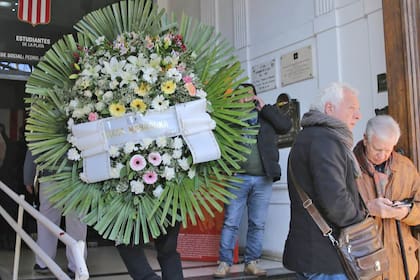 Velatorio del Tata Brown. Bochini Pulido y Rugeri Burruchaga y Batista La corona que mando Diego Maradona