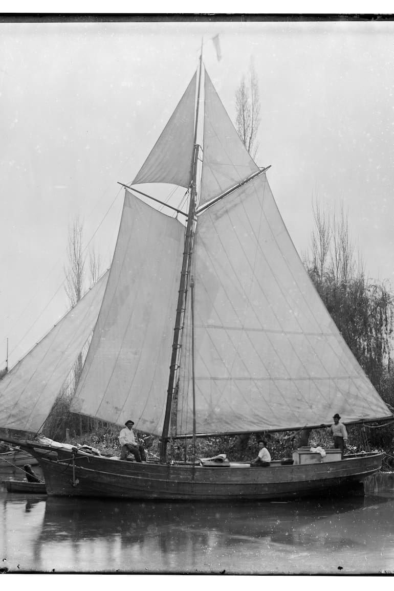 Velero “El incrédulo argentino" de Eulogio Sierra. Boca del arroyo Espadaño, Delta del Paraná, por Juan S. Müller, 1888