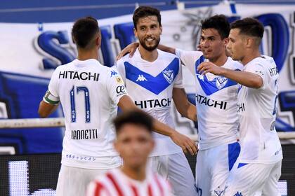 Ricky Alvarez convirtió su tercer gol de tiro libre desde que regresó a Vélez