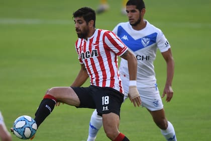 Leandro Díaz, delantero de Estudiantes, controla la pelota ante la marca de Luis Abram