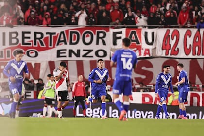 Vélez caía 2 a 0, pero en la segunda parte llegó al empate en el Monumental