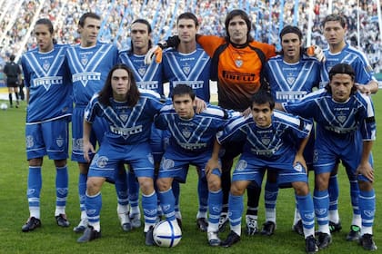 Vélez campeón 2005. Jonas Gutierrez, Leandro Somoza, Fabricio Fuentes, Maximiliano Pellegrino, Gaston Sessa, Fabian Cubero, Rolando Zarate; Abajo: Lucas Castroman, Marcelo Bravo, Leandro Gracian y Marcelo Bustamante