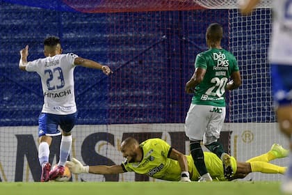 Thiago Almada aprovecha el error del arquero de Deportivo Cali y convierte el primer gol de Vélez, que consiguió una buena ventaja en Liniers y ganó 2-0.