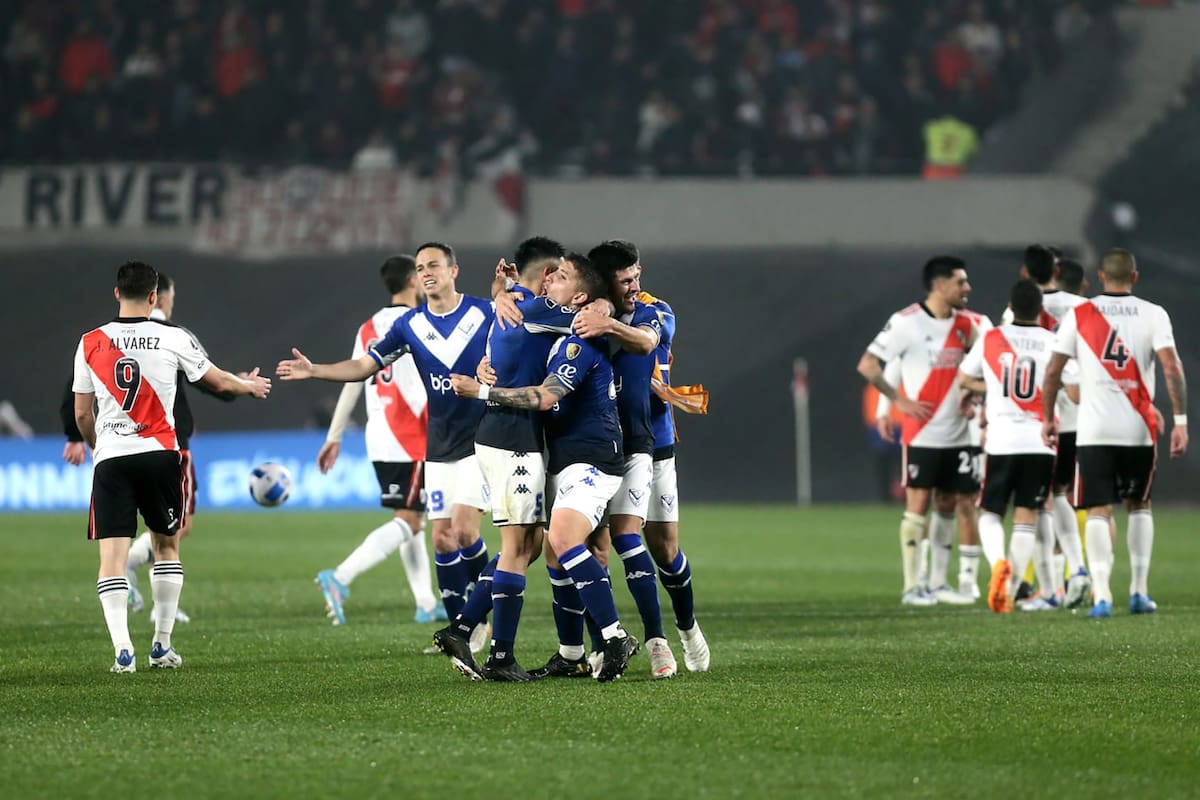 Vélez festeja, River se lamenta: el Fortín pasó a los cuartos de final de la Copa Libertadores luego de un controvertido 0 a 0 en el Monumental.