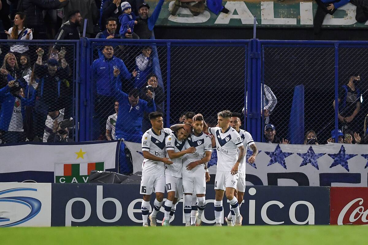 Vélez no ganó, pero sintió euforia por conseguir el 3-3 a los 47 minutos del segundo tiempo, tras estar 1-3 a los 43 frente a Independiente; en el Torneo 2021 cada uno se llevó un punto.
