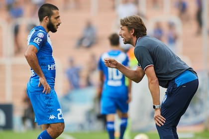 Gabriel Heinze en diálogo con el Monito Vargas, que emigró al fútbol español