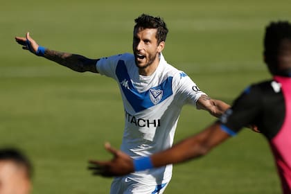 Ricardo Álvarez festeja su excelente tiro libre; "tenía ganas de hacer un gol", contó el ex atacante de Internazionale.