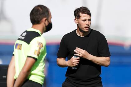 El equipo de Israel Damonte lo ganó a nueve minutos del final con un golazo de cabeza de Nicolás Cordero; al DT de Huracán le dieron resultado los cambios