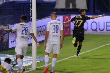 Gol de Tiago Banega; fue el 1-0 de Racing en la cancha de Vélez, pero El Fortín se lo terminó dando vuelta sobre el final