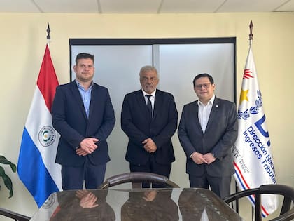 Velis -en el centro-, en una reunión con el director nacional de Ingresos Tributarios de Paraguay