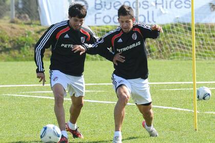 Luciano Vella se divierte con el venezolano César González; bajar de categoría no hizo dudar al rosarino, cuando le propusieron jugar en River