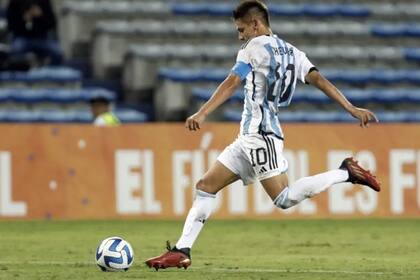 Velocidad y una buena zurda son virtudes del chaqueño Echeverri, que ya debutó en la primera división de River.