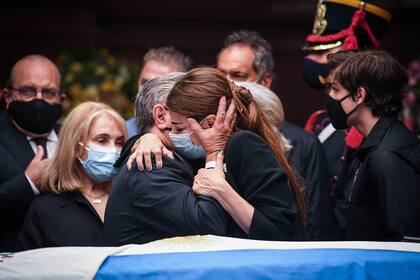 Los allegados saludan a la familia