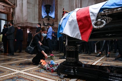 Zulemita coloca flores junto a los restos de su padre