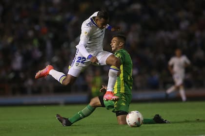 Veloz y goleador, Villa fue la figura del partido en Mar del Plata.