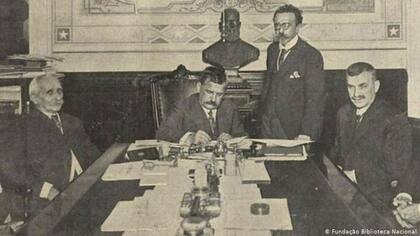 Venceslau Brás, presidente de Brasil, firma la declaración de guerra a las Potencias Centrales el 1 de junio de 1917