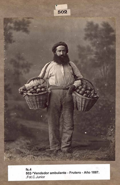 Vendedor ambulante retratado por el portugués Christiano Junior en 1887