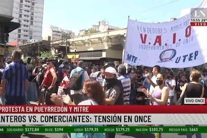 Vendedores ambulantes cortaron la avenida Pueyrredón en protesta contra comerciantes y vecinos