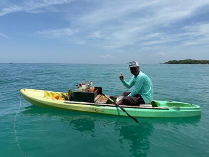 Vendedores ambulantes en Islas del Rosario, Colombia.