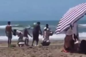 Vendedores de churros y de licuados a las trompadas en una playa de Mar Azul, en Villa Gesell