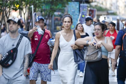 Vendedores de medias despliegan sus tácticas agresivas en la calle Florida, en el microcentro porteño