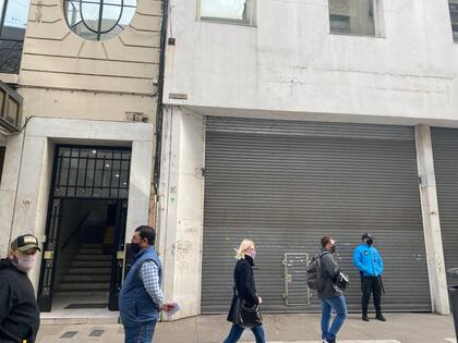 Vendedores informales en Calle Florida, un clásico para la compra de dólar blue.