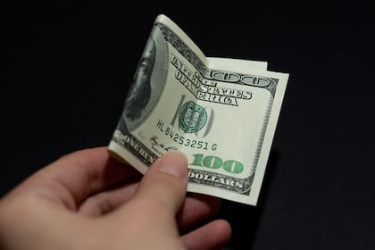 Vender dólares en el banco no es una opción rentable y el mercado bursátil aparece como una opción