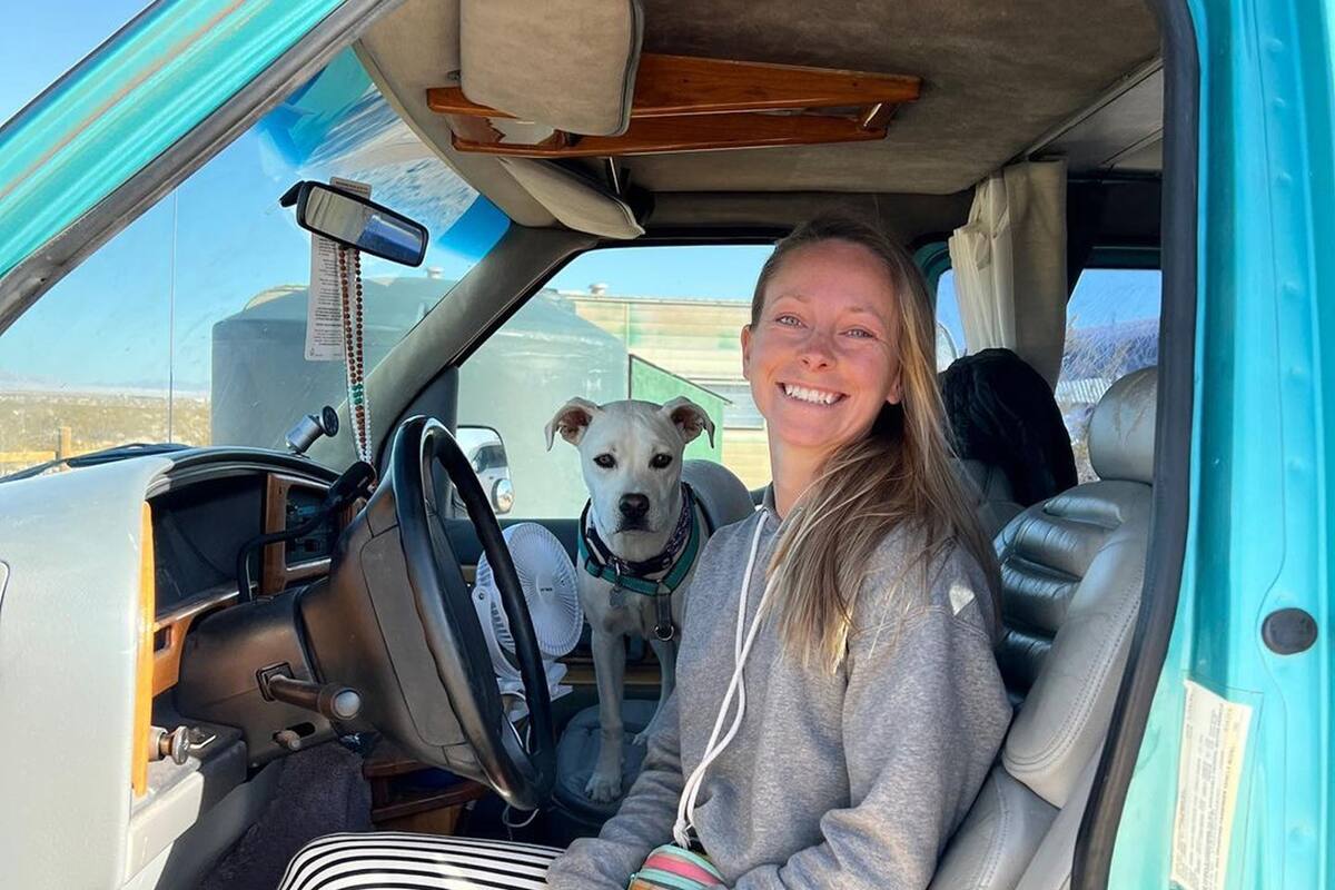 Vendió todo, se separó y se fue a vivir a una van con su perra: “Nunca fui tan feliz como ahora”