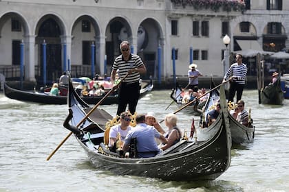 Venecia está reduciendo el número de turistas que sus góndolas pueden transportar, porque muchos tienen sobrepeso y ponen en peligro las embarcaciones
